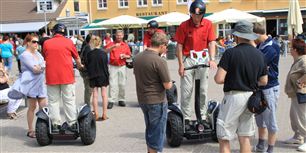 Hjørring Kommune har allerede et korps af fleksjobbere, der arbejder som kommuneguider på segway og hjæper turister og ved større arrangementer. Nu kan de udvides med seniorjobbere, langtidsledige over 55, der har ret til et job i kommunen.