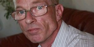 Johnny Winther Ronnenberg har boet på en venindes sofa, siden der blev slukket for varme og strøm i hans egen lejlighed. "Det slider på venskabet, og før eller siden ender jeg nok på forsorgshjem," fortæller han.