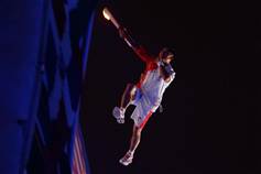 Li Ning hænger i 60 meters højde langs taget af det olympiske stadion.
