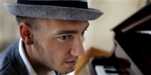 Nicklas Bendtner skulle egentlig være i gang med at genoptræne efter en skade. Men den skandaleombruste fodboldspiller blev natten til søndag stoppet med sprit i blodet.