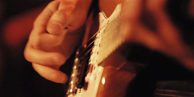 Kendt guitarist falder død om