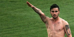 Katidis, der sidste sommer var anfører for Grækenlands U/19-landshold, der nåede finalen ved EM, benægter, at jubelscenen var ment som en nazisalut. Her kan du selv bedømme, hvad du mener, han laver.
