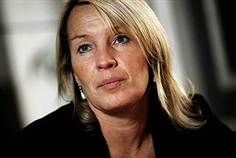 Justitsminister Lene Espersen og resten af regeringen bør ændre sprogbrug, når de taler om muslimer og terror, lyder det fra PET:
