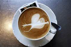 På cafeerne kan baristerne lave flotte figurer i din kaffe, men i automaterne i kantinen er mælken i virkeligheden ofte en blanding af fedt og sukker.