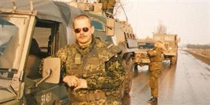 Martin Glaw på mission i Bosnien i 1996. "Det har kostet mig dyrt - økonomisk og personligt. Jeg har trukket mig fra mine børn. De skulle ikke se mig sådan," siger han og tilføjer: "Nu får jeg forhåbentlig ro til at blive en bedre far."