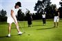 Golfspillere slår hinanden i jorden
