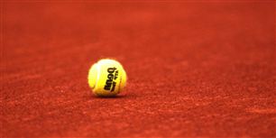 De to tennisspillere Alizé Cornet og Lauren Davis forlod begge banen i en kørestol efter en kamp i tredje runde af WTA-turneringen i Miami.