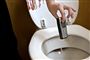 Danskerne skyller mobilen ud i toilettet
