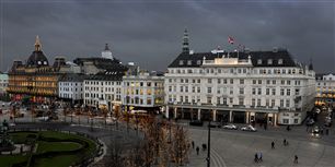H.C. Andersen, Søren Kirkegaard, Winston Churcill, Michael Jackson, Oprah Winfrey og et utal af andre berømtheder har tilbragt natten på d'Angleterre. Det ikoniske hotel blev grundlagt i 1755. Ved Københavns brand i 1795 brændte det oprindelige hotel ned til grunden, og hotellet rykkede ind i det hvide palæ på Kongens Nytorv.