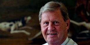 Bjarne Hansen startede han som shippingelev i Rederiet A.P. Møller som 17-årig tilbage i 1957. Otte år efter rykkede han op som direktionssekretær i koncernen og blev en af de medarbejdere, der kom ganske tæt på skibsreder Mærsk Mc-Kinney Møller.