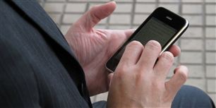Pas på med at læse andres sms'er uden samtykke: det ER ulovligt.