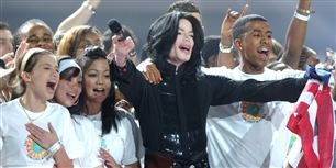 Danseren Wade Robson var cirka otte år gammel, da han, ifølge den vidneforklaring Michael Jacksons hushjælp afgav i retten, sov og gik i bad med det afdøde popikon i begyndelsen af 1990'erne.