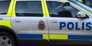 Faderen er nu mistænkt for grov uagtsomt manddrab, men svensk politi oplyser, at han i øjeblikket ikke bliver afhørt, fordi han er for mærket af ulykken.