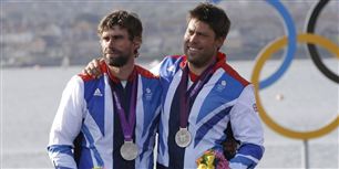 Den afdøde Andrew Simpson, til højre, og makkeren Iain Percy, da de to kunne fejre deres sølvmedalje ved OL i London sidste år.