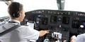 Tissende pilot låst ude af cockpit i luften