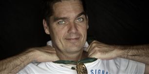 Den tidligere badminton spiller Poul Erik Høyer-Larsen med sin olympiske guldmedalje.