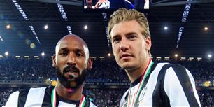 Nicklas Bendtner sammen med holdkammeraten Nicolas Anelka.