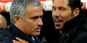 Real Madrids træner Jose Mourinho (t.v.) får et klap på skulderen af Atletico-træner Diego Simeone.