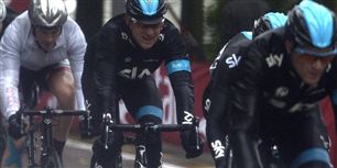 Engelske Bradley Wiggins (midten) under en spurt på 12. etape af Giro d'Italia i fredagens dårlige vejr.