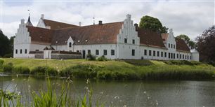 Lindenborg Slot kan føre sin historie tilbage til 1367, og har således over 600 års erfaring med dansk arbejdskraft. I dag er godset en professionel virksomhed, som beskæftiger 115 medarbejdere og har en årlig omsætning på 200 millioner kroner. Men i de sidste 10 år har udlændinge overtaget arbejdet i godsets planteskole, fordi danske medarbejdere er for besværlige.
