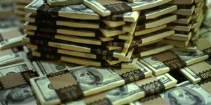 Pengene vælter ind hos Gloria MacKenzie, efter hun vandt rekordpuljen ved det amerikanske lotto - på hele 3,4 milliarder kroner.