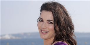 Tv-kokken Nigella Lawson har ikke så meget at smile over for tiden. Hendes mands overfald på hende er blevet fanget på kamera.