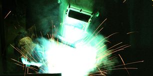 Svejsekurser er en af de mest effektive måde at sikre folk nyt job, men fremover kan op imod 1.500 ledige blive tvunget til at vente på kurset. Dermed bidrager regeringen og Enhedslisten til at fastholde ledige i ledighed, mener flere.&nbsp;