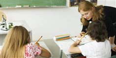 Det skal være uddannede lærere, der giver den som vikarer, mener Skole og Forældre.