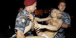 Det seneste eksempel på en topløs demonstration er set så sent som idag, tirsdag. I Kiev, Ukraine havde Femen-bevægelsen samlet demonstranter for at protestere mod, at Hvideruslands præsident Alexander Lukashenko er i landet på statsbesøg.