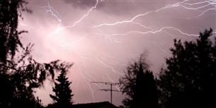 Det kan blive en våd omgang i dag, men det er svært at forudsige, hvor vådt det bliver, siger meteorolog.