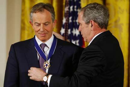 Bush giver medalje til Tony Blair