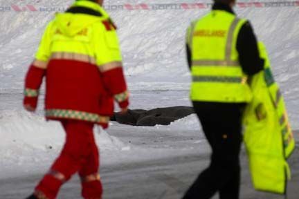 Betjent dræbte ekskæreste foran skole
