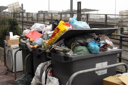 Skraldet hober sig op i København og Århus