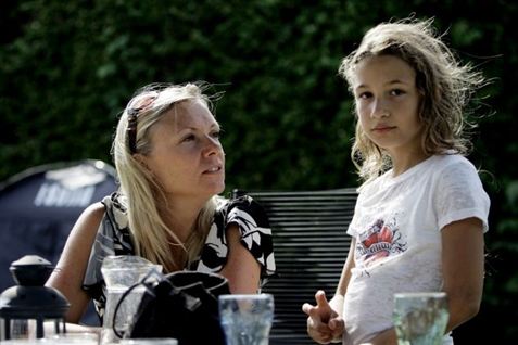 Camilla Broe på vej ud af Danmark