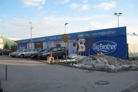 Piger befriet fra falsk Big Brother-hus