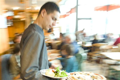 Tjenere får færre drikkepenge og flere klager