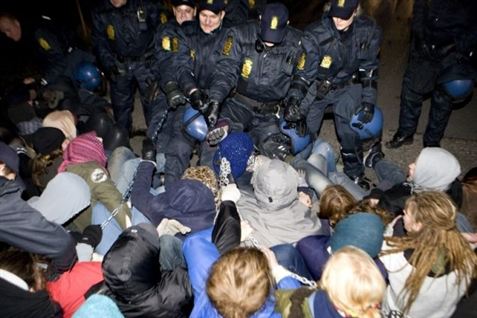 Asyl-advokat raser over behandling