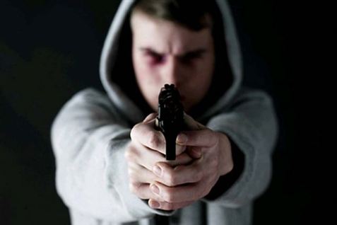 Stak pistol i munden på nøgen teenager