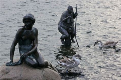 Havfrue raser over klimabanditter