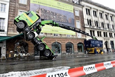 Container løftede lastbil