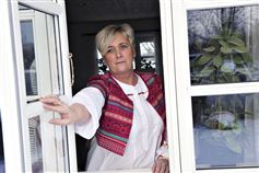 Bente Andersen blev fyret som faglig konsulent i Kristelig Fagforening 14 dage efter en operation i knæet. Det var fordi, jeg ikke var en del af menigheden, mener hun.