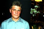 Den 24-årige tjener og ryger Dennis Vibe har travlt i sin frokostpause. På en halv time skal han tage sin uniform af, gå til en nabogrund for at ryge, inden han returnerer for at spise og for at tage uniformen på igen.