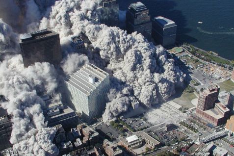 Støvet buldrer gennem gaderne i New York 11. sep. 2001  <b>Greg Semendinger</b>