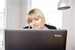 Laver hun regnskab, sender arbejdsmails - eller skriver hun med 'DirtyDennis' på datingchatten?
