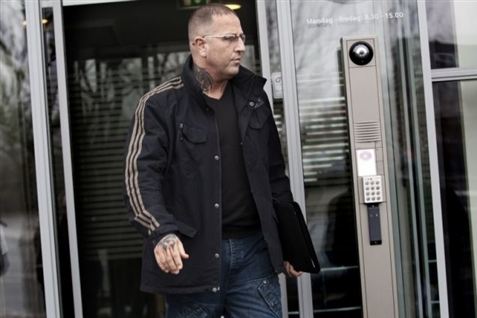 Urolig Brian Sandberg træder på ung reporter