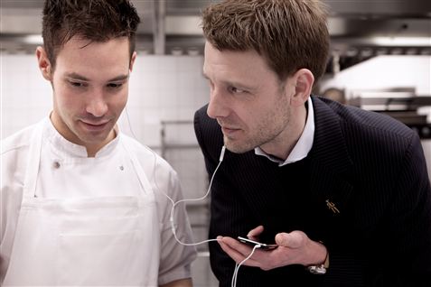 Køkkenchef Ronny Emborg, til venstre, og restauratør Christian Aarø venter spændt på at få bekræftet rygterne om, at de får en Michelin-stjerne. Få øjeblikke efter kan jublen bryde ud. Christian Aarø fortæller her, hvordan man når så langt.