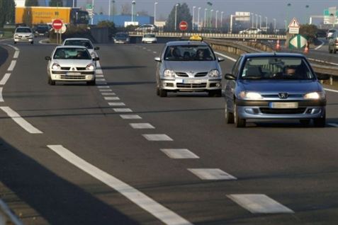 Far og søn tævede betjente på motorvej