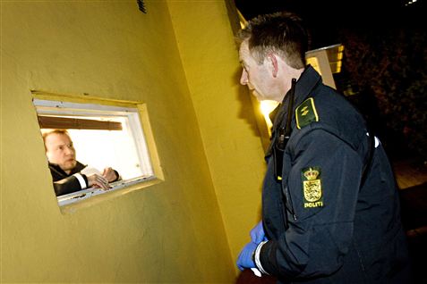 Betjenten Ulrik er ude ved et indbrud, hvor en tyv er kommet igennem det smadrede vindue.  <b>Foto: Thomas Arnbo</b>