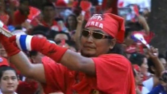 Demonstranter trodser forbud i Bangkok
