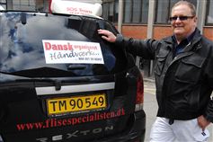 "Dansk organiseret håndværk... når det er bedst" står der på Per Thomsens bil. 120 små mestre bruger nu mærket for at undgå, at polske fupfirmaer udkonkurrerer dem.